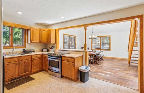 Timberline House | Recently renovated and freshly decorated-welcome to Mountain Getaway!