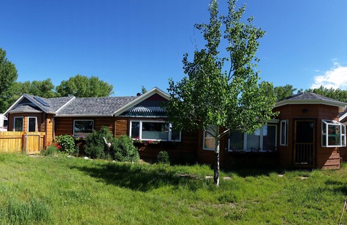 Buena Vista House | Recently renovated 2252 SF Log Home on 15 acres, 5 creeks, 3 Ponds, Mt Views