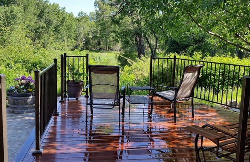 Buena Vista House | Recently renovated 2252 SF Log Home on 15 acres, 5 creeks, 3 Ponds, Mt Views