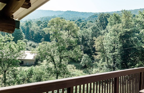 Pearisburg Cabin | Recently renovated mountaintop cabin!
