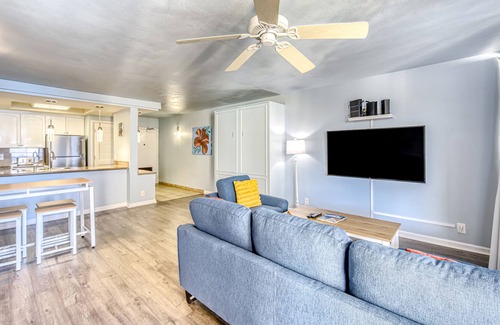 Kahana Condo | Recently-updated oceanfront condo with pool - half-mile to beach
