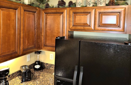 Gatlinburg Condo | *RECENTLY UPDATED* Summit Manor Condo on Pkwy in Downtown Gatlinburg W/MTN Views