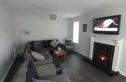 Coleraine House | RecentlyRefurbished-Sleeps8-FreeParking