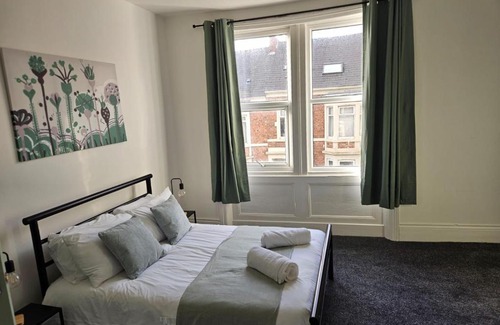 Gateshead Apartment | Rectory5 - 5 bedroom 7 beds Parking Perfect for Contractors