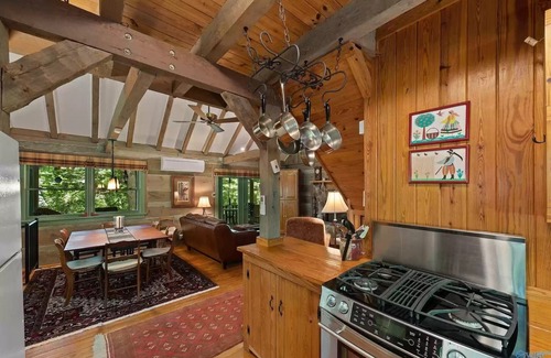 Mentone Cabin | Red Bird Roost - Cozy log cabin on the Brow steps to downtown and Brow Park