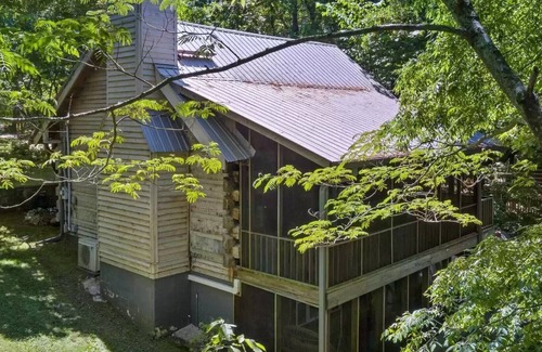 Mentone Cabin | Red Bird Roost - Cozy log cabin on the Brow steps to downtown and Brow Park
