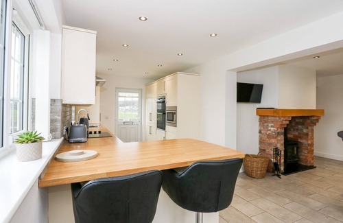 Alford Cottage | RED BRICK COTTAGE, pet friendly, character holiday cottage in Alford