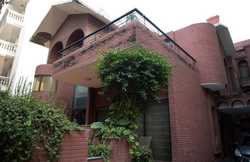 Malviya Nagar House | RED BRICK HOME BY EARTHAA ESCAPES