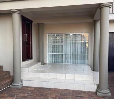 Hartbeespoort House | Red Cascade - Luxury 4 bedrooms -solar and aircons