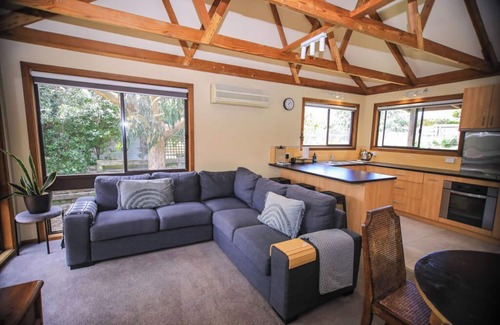 Port Campbell House | Red Cedar Cottage Coastal Retreat wood fire GOR