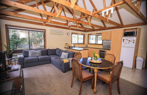 Port Campbell House | Red Cedar Cottage Coastal Retreat wood fire GOR