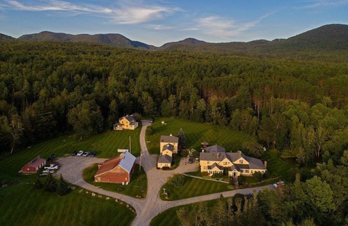 Mendon Apartment | Red Clover Inn Jacuzzi Queen Suite near Killington