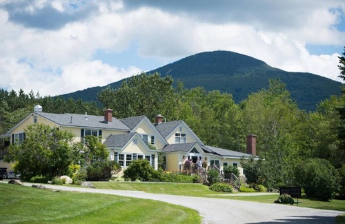 Mendon Apartment | Red Clover Inn Jacuzzi Queen Suite near Killington