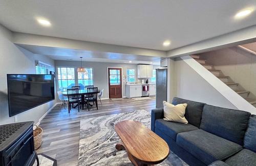 Sunrise Beach House | Red Deer Cabin - Stay for 8!