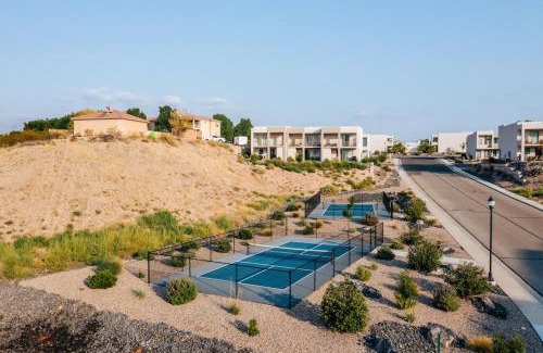 St. George House | Red Desert Loft Resort 37 Pickleball Courts, Foosball, Resort Pool with Waterslide & Jacuzzi!