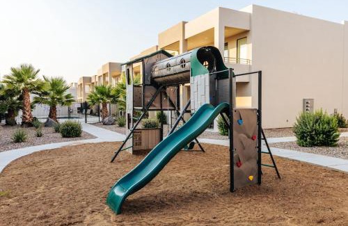 St. George House | Red Desert Loft Resort 37 Pickleball Courts, Foosball, Resort Pool with Waterslide & Jacuzzi!