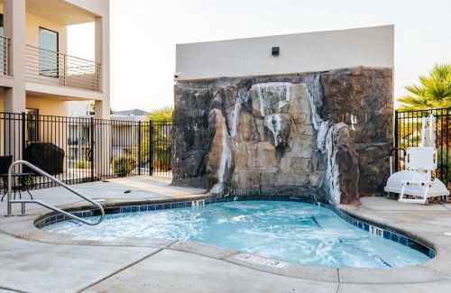 St. George House | Red Desert Loft Resort 37 Pickleball Courts, Foosball, Resort Pool with Waterslide & Jacuzzi!