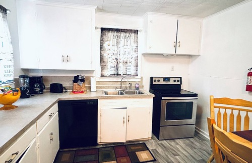 Alexandria House | Red Door Lodge of Alexandria Charming 2-bedroom with WiFi and AC in amazing