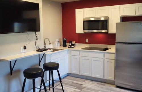 Waverly Hotel | Red Fox Inn and Suites