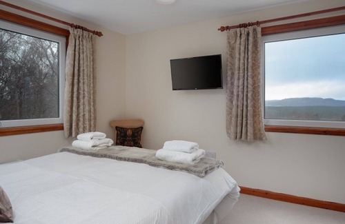 Boat of Garten Cottage | Red Fox Lodge - a lodge that sleeps 7 guests in 4 bedrooms