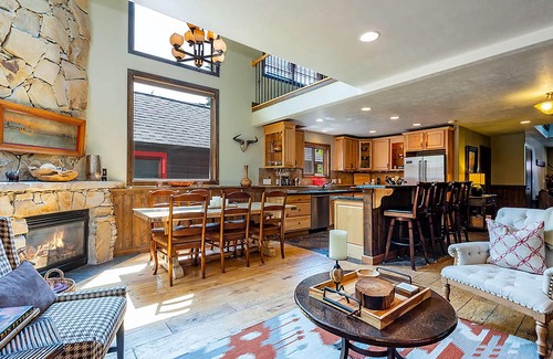 Park City Cabin | Red Hawk by AvantStay | Charming Cabin w/Theatre & Spa 5mins to Deer Valley Mtn