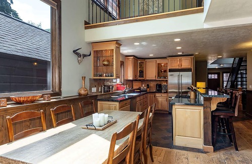 Park City Cabin | Red Hawk by AvantStay | Charming Cabin w/Theatre & Spa 5mins to Deer Valley Mtn