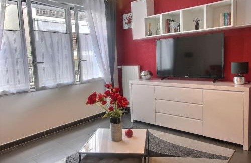 Suresnes Apartment | Red House