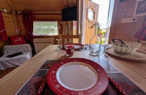 Mantoche Cottage | Red Kota with air conditioning, nature getaway for two by the Saône