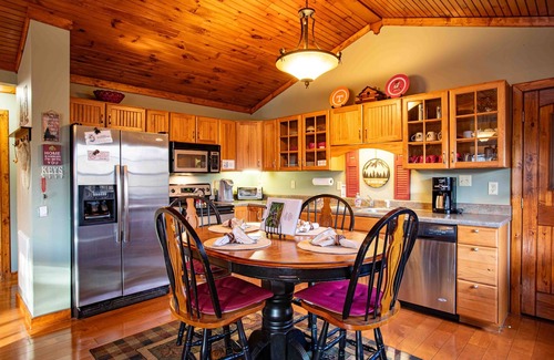 Sevierville Cabin | Red Leaf Lodge nPeaceful Cabin for 6 with Hot Tub