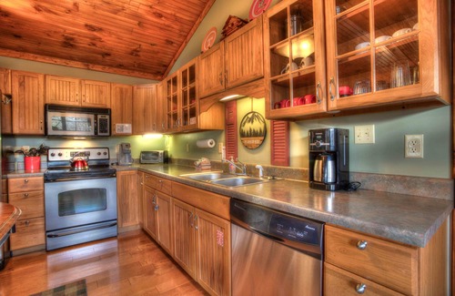 Sevierville Cabin | Red Leaf Lodge nPeaceful Cabin for 6 with Hot Tub