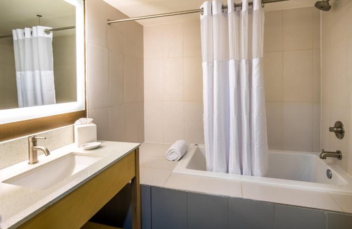Northwest Everett Hotel | Red Lion Inn and Suites Everett