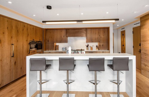Vail Condo | Red Lion Penthouse | 5BR Luxury Condo in Vail Village | Summer AC, Rooftop Hot T