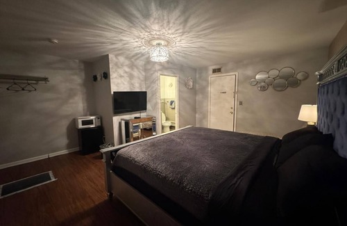 Milwaukee Hotel | Red Lotus Inn