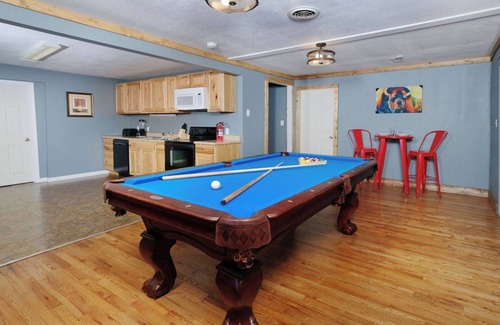 Gatlinburg Cabin | Red Oak Lodge - Downtown large-group cabin!