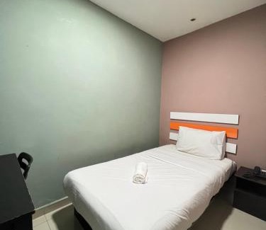 Pelabuhan Klang Hotel | Red Orange Hotel Klang - 5 min to Klang Town