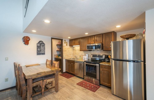 Park City House | Red Pine J5: 2 bedroom plus additional sleeping area. Golf course and mountain views