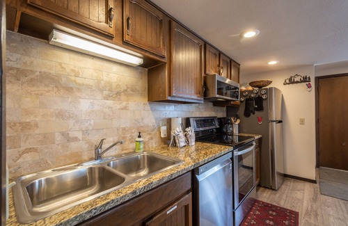 Park City House | Red Pine J5: 2 bedroom plus additional sleeping area. Golf course and mountain views