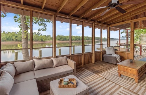 Shreveport Cabin | Red River Lodge with Panoramic River View