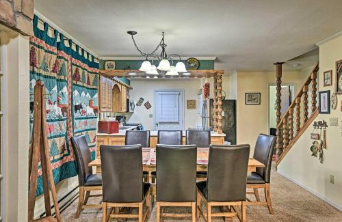 Red River House | Red River Townhome with Balcony and Mtn Views!