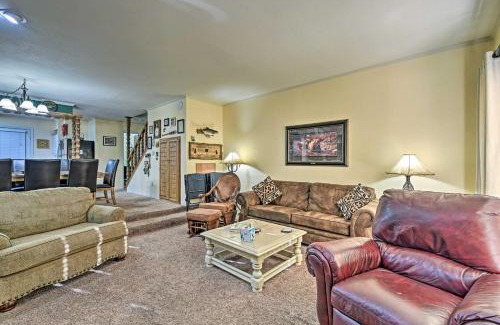 Red River House | Red River Townhome with Balcony and Mtn Views!
