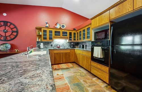 Sedona House | Red Rock-view oasis with beautiful veranda, central AC, W/D