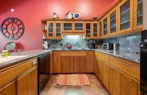 Sedona House | Red Rock-view oasis with beautiful veranda, central AC, W/D