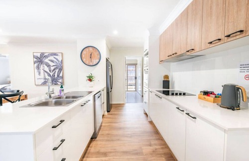Cowes House | Red Rocks | Near Beach | Pet Friendly + BBQ