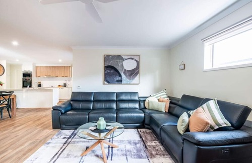 Cowes House | Red Rocks | Near Beach | Pet Friendly + BBQ