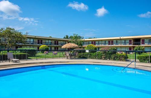 Battle Creek Hotel | Red Roof Inn and Suites Battle Creek