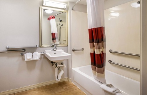 Lansing Hotel | Red Roof Inn Lansing West - MSU