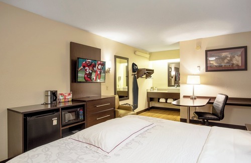 Thurston Hotel | Red Roof Inn PLUS+ Ann Arbor - U of Michigan North