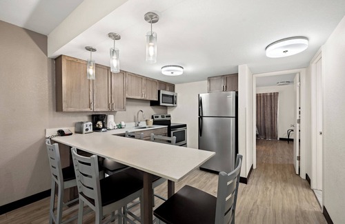 East Naples Hotel | Red Roof Inn PLUS+ & Suites Naples Downtown-5th Ave S