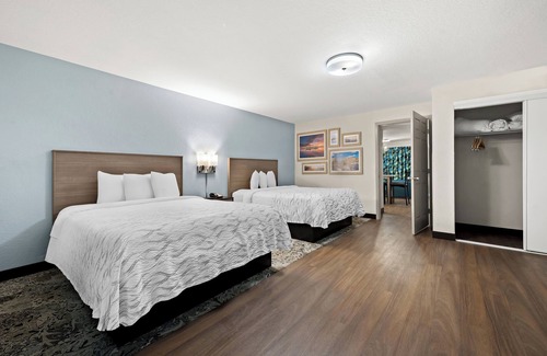 East Naples Hotel | Red Roof Inn PLUS+ & Suites Naples Downtown-5th Ave S