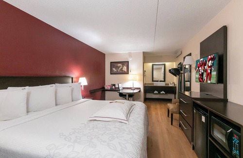 Lakeview Hotel | Red Roof Inn PLUS+ Washington DC - Manassas